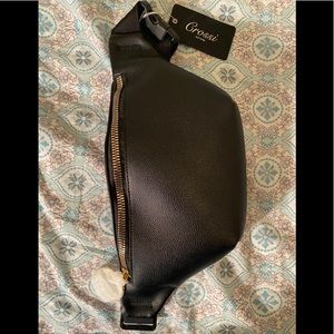 Black fannypack